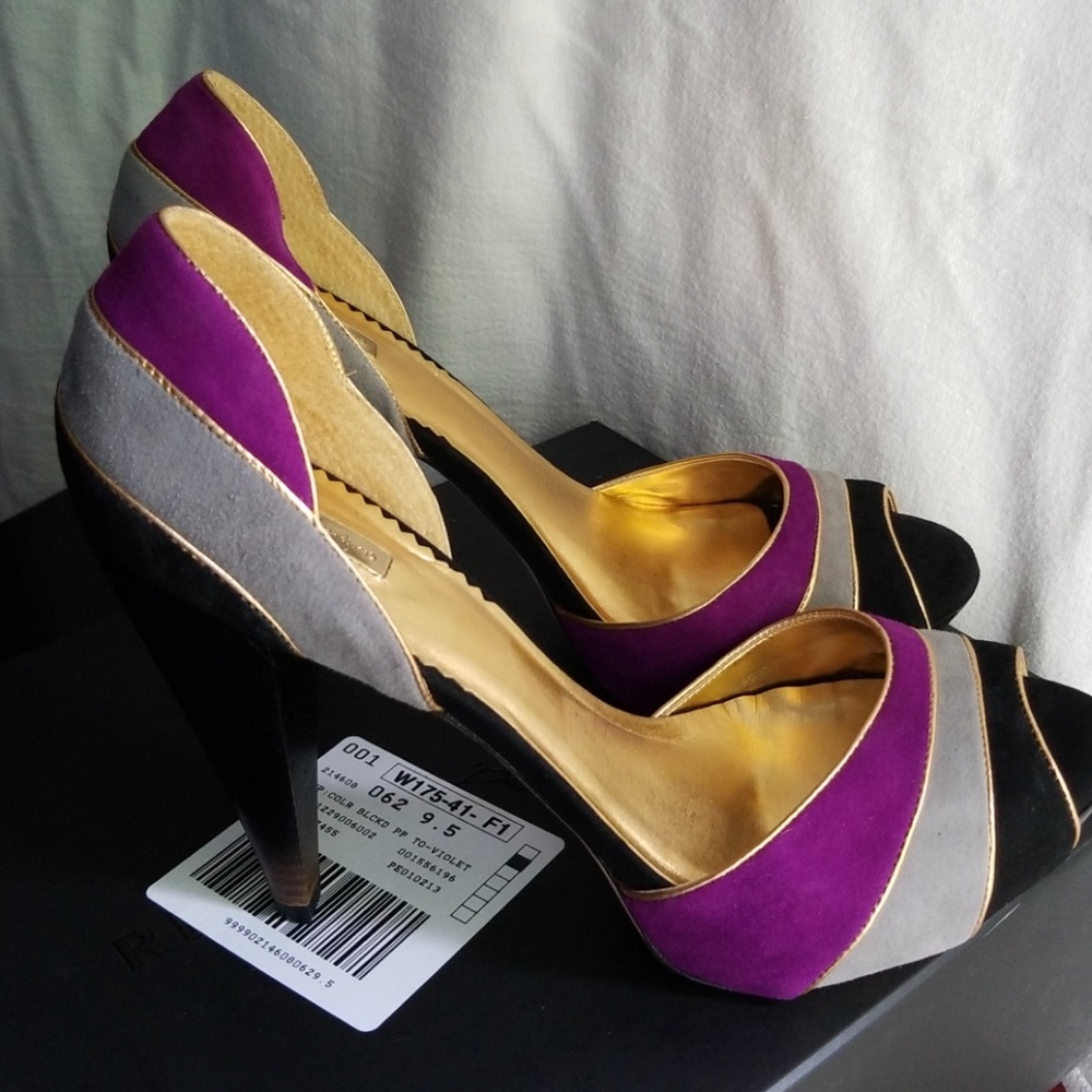 Report Signature suede heels